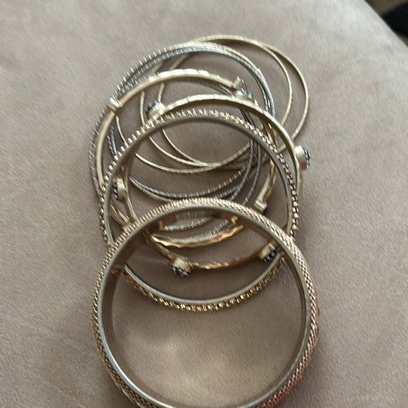 Six gold bangle bracelets, different styles - Picture 3 of 3